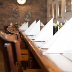Der Restaurantbereich bietet genügend Platz für Teamabende und Familientreffen